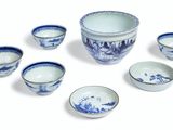 un ensemble de bols en porcelaine bleue et blanche