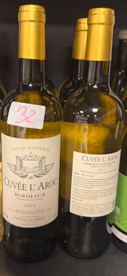 plusieurs bouteilles de vin sont alignées sur une étagère dans un magasin