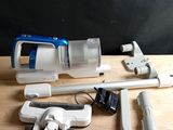 un aspirateur posé sur une table à côté d'autres objets