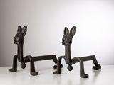 trois sculptures métalliques représentant des girafes sont posées sur une surface blanche