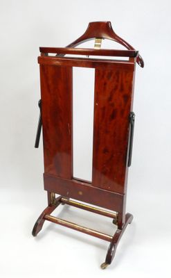une petite armoire en bois surmontée d'un miroir
