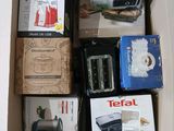 une boîte remplie d'objets divers qui s'y trouvent