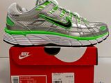 une boîte sur laquelle est posée une paire de chaussures