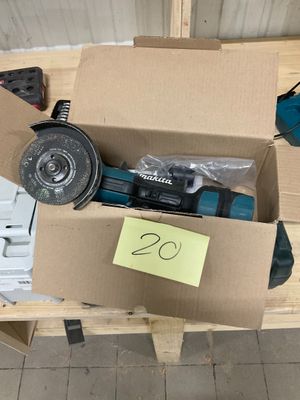 une boîte à outils posée sur une table, avec une étiquette de prix dessus