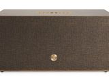 un gros plan d'une enceinte marron sur fond blanc