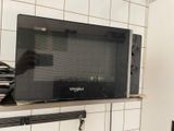 un micro-ondes posé sur une étagère dans une cuisine