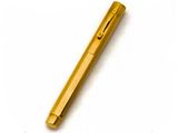 un stylo posé sur une surface blanche