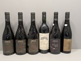six bouteilles de vin sont alignées sur une table