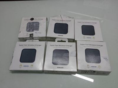 six boîtes de chargeurs pour smartphones Samsung posées sur une table