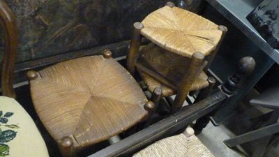 deux chaises assises l'une à côté de l'autre dans une pièce