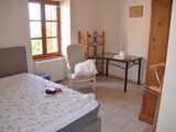 une chambre avec un lit et un bureau