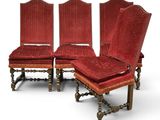 trois chaises rouges et un repose-pieds sur fond blanc