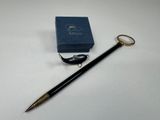 une image représentant un stylo et une boîte posés sur une table