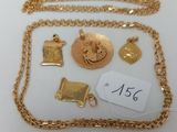un gros plan sur un collier en or orné de nombreuses breloques
