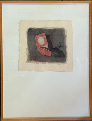 tableau représentant un oiseau noir survolant un objet rouge, dans un cadre blanc