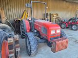 un tracteur rouge garé dans un garage