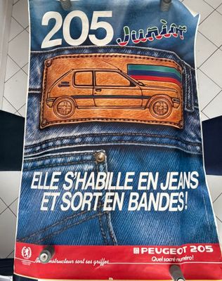 une affiche sur laquelle figure l'image d'une voiture