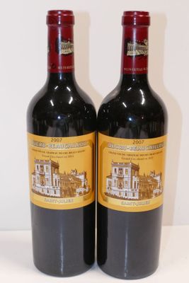 deux bouteilles de vin rouge posées l'une à côté de l'autre sur une table