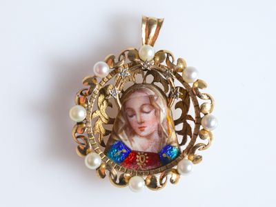 une image représentant une femme avec des perles dans les cheveux