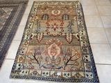 les deux tapis qui se trouvent sur le sol de la pièce