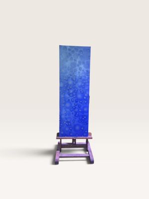 une chaise bleue posée devant un mur blanc