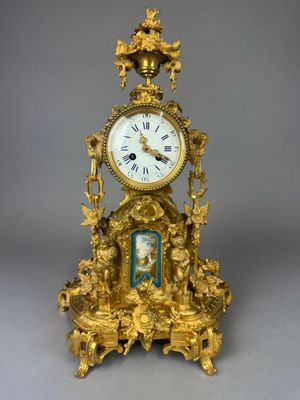 PENDULE en bronze doré ornée de trois plaques en porcelaine … - Photo 1