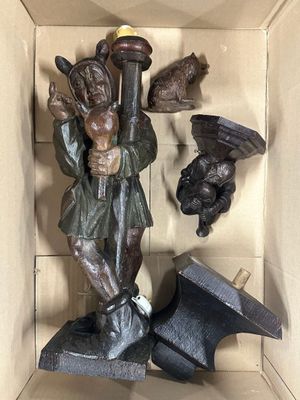 Lot en BOIS comprenant un pied de lampe en bois sculpté figu…