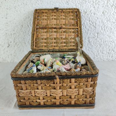 une corbeille en osier contenant des coquillages, posée sur une table