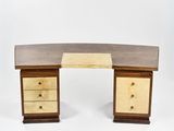 un bureau en bois avec deux tiroirs et deux tiroirs de chaque côté