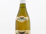 la bouteille de vin est posée sur une surface blanche