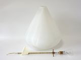 l'image d'une lampe posée sur une surface blanche