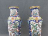 paire de vases chinois ornés de motifs floraux sur fond gris