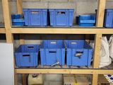 de nombreux bacs bleus sur les étagères du garage