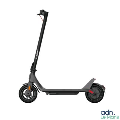 une image d'un scooter est représentée sur un fond blanc