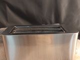 un grille-pain posé sur une serviette blanche