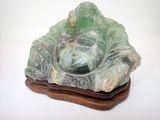 une statue représentant une personne assise sur une feuille