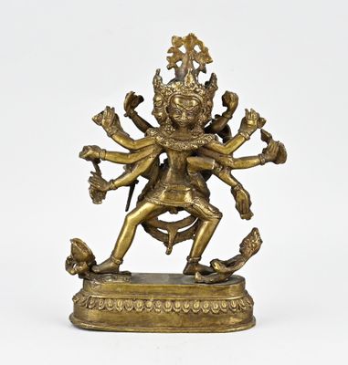 une statue en bronze représentant le dieu hindou