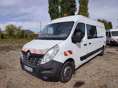 une camionnette blanche garée dans un parking