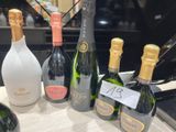 plusieurs bouteilles de vin sont alignées sur une table