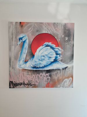un tableau représentant un cygne accroché au mur d'une pièce
