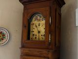 une horloge de parquet dans un coin de la pièce