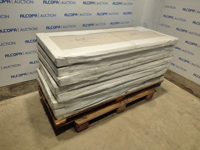 une pile de draps blancs posée sur une palette dans une pièce
