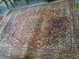 un grand tapis oriental sur le sol d'une pièce