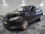 nissan qxv dans une salle d'exposition au sol en damier