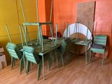 de nombreuses chaises et une table dans une pièce aux murs orange