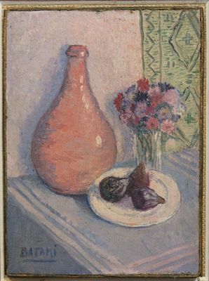 une peinture à l'huile représentant un vase et une assiette de fruits posés sur une table
