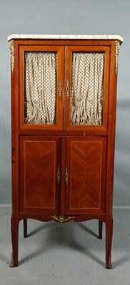 une armoire ancienne en bois avec des portes vitrées et un plateau en marbre