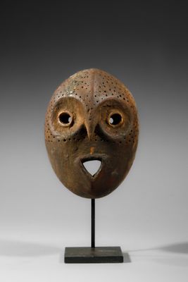 gros plan d'une sculpture de visage sur un socle