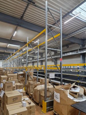 un grand entrepôt rempli de boîtes et de cartons