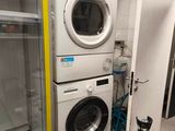 un lave-linge et un sèche-linge dans une petite pièce